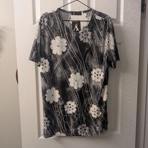 Floral Black and White Women's Top Size S/M Spring or Summer Short Sleeve NEW